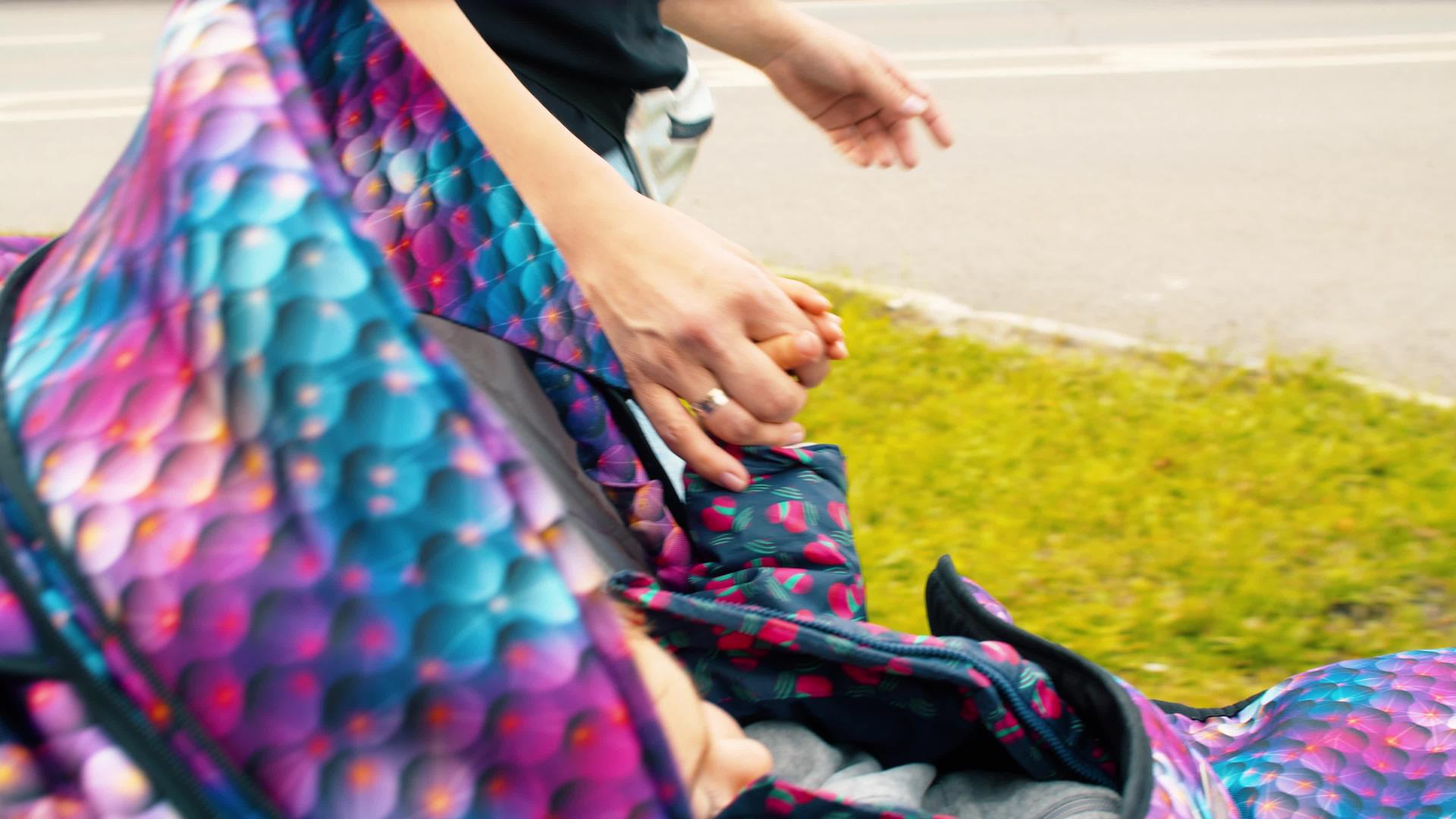 小女孩睡在移动婴儿车里视频的预览图