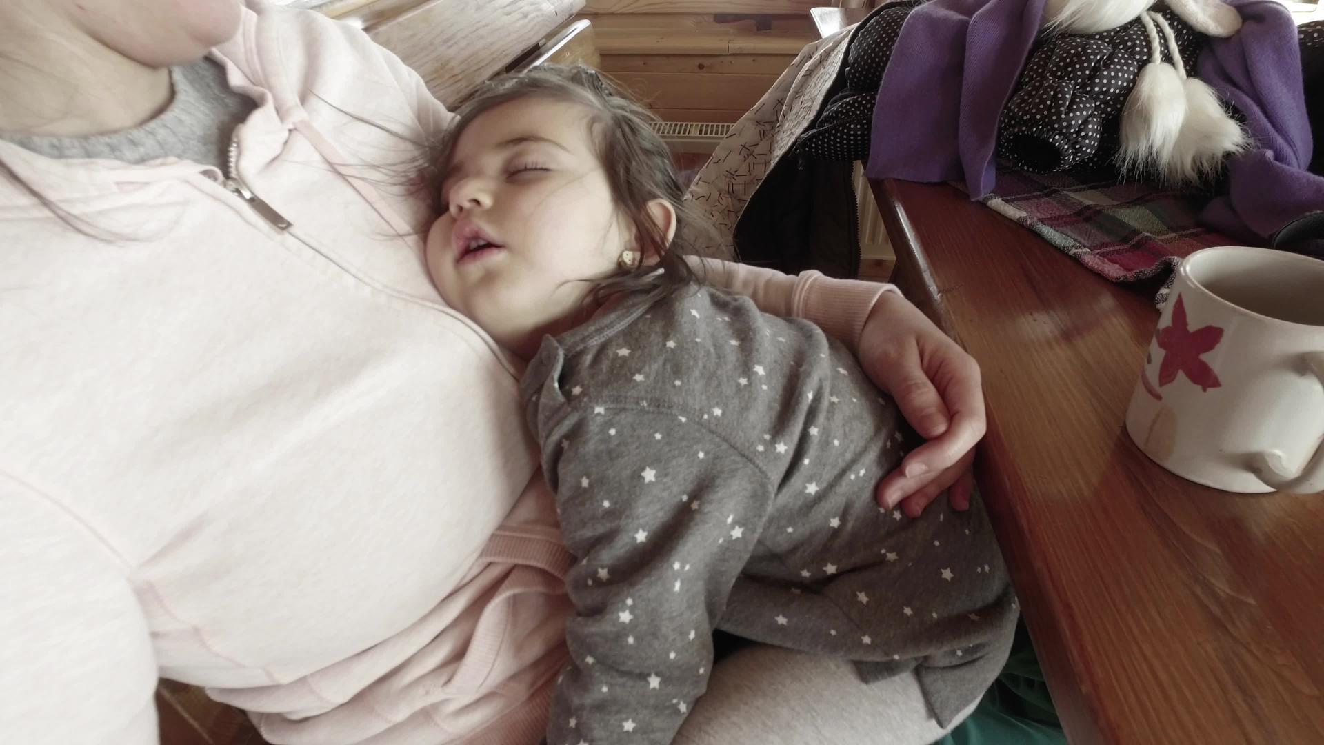 婴儿睡在母亲的中间视频的预览图