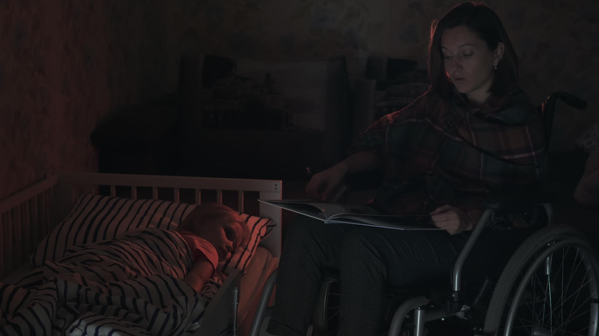 母亲在轮椅上和孩子一起读书视频的预览图