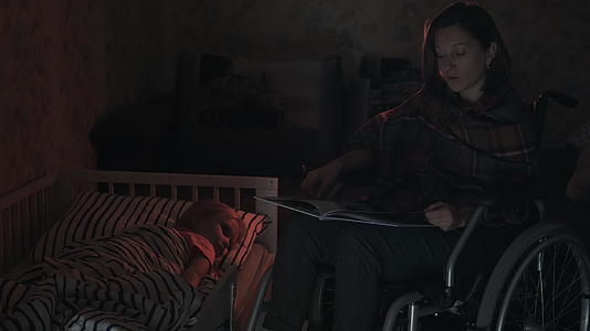 母亲在轮椅上和孩子一起读书视频的预览图