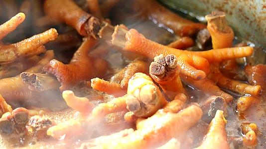 鸡腿是在一种特殊的食谱中煮熟的鱼酱在锅里煮的视频的预览图