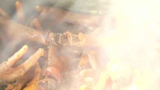 鸡腿在特殊食谱中煮鱼酱在锅里煮视频的预览图