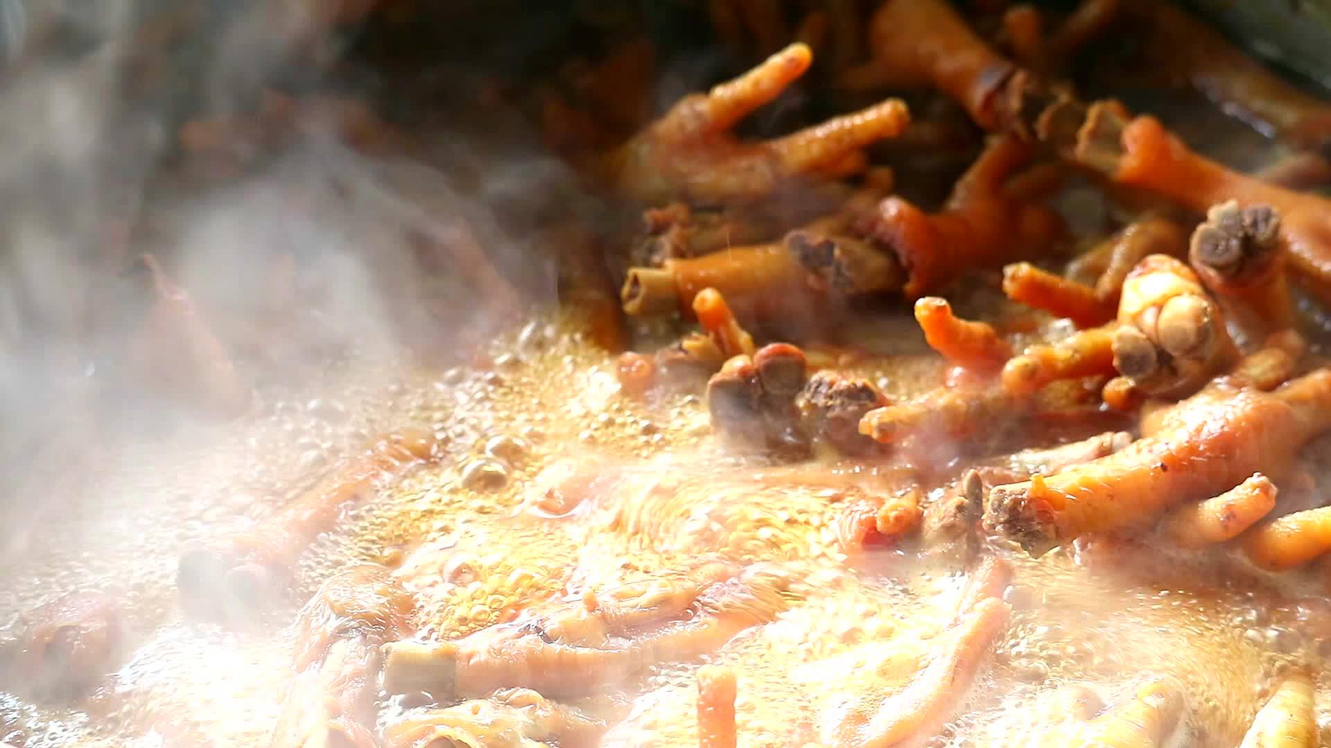 鸡腿在一种特殊的食谱中煮鱼酱视频的预览图