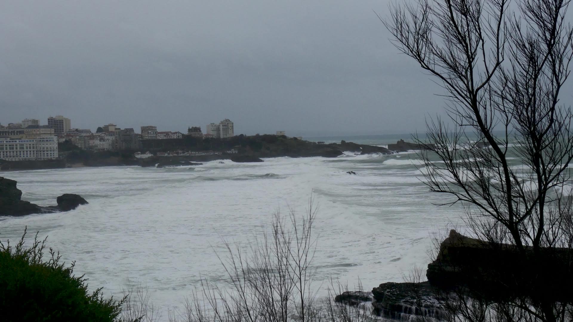 著名的比亚里兹海滩以海浪和恶劣天气为主题付费bas视频的预览图