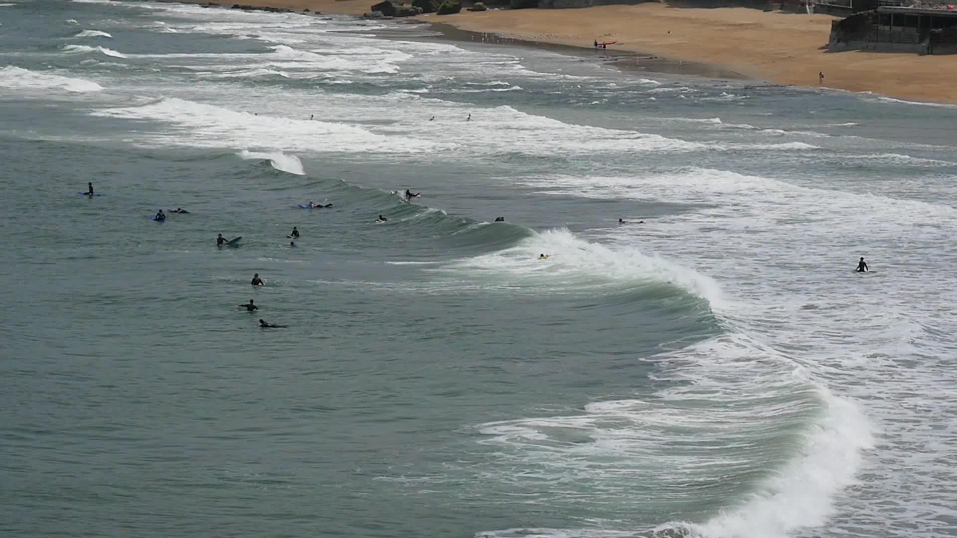 在法国的比亚里兹海滩上冲浪者视频的预览图