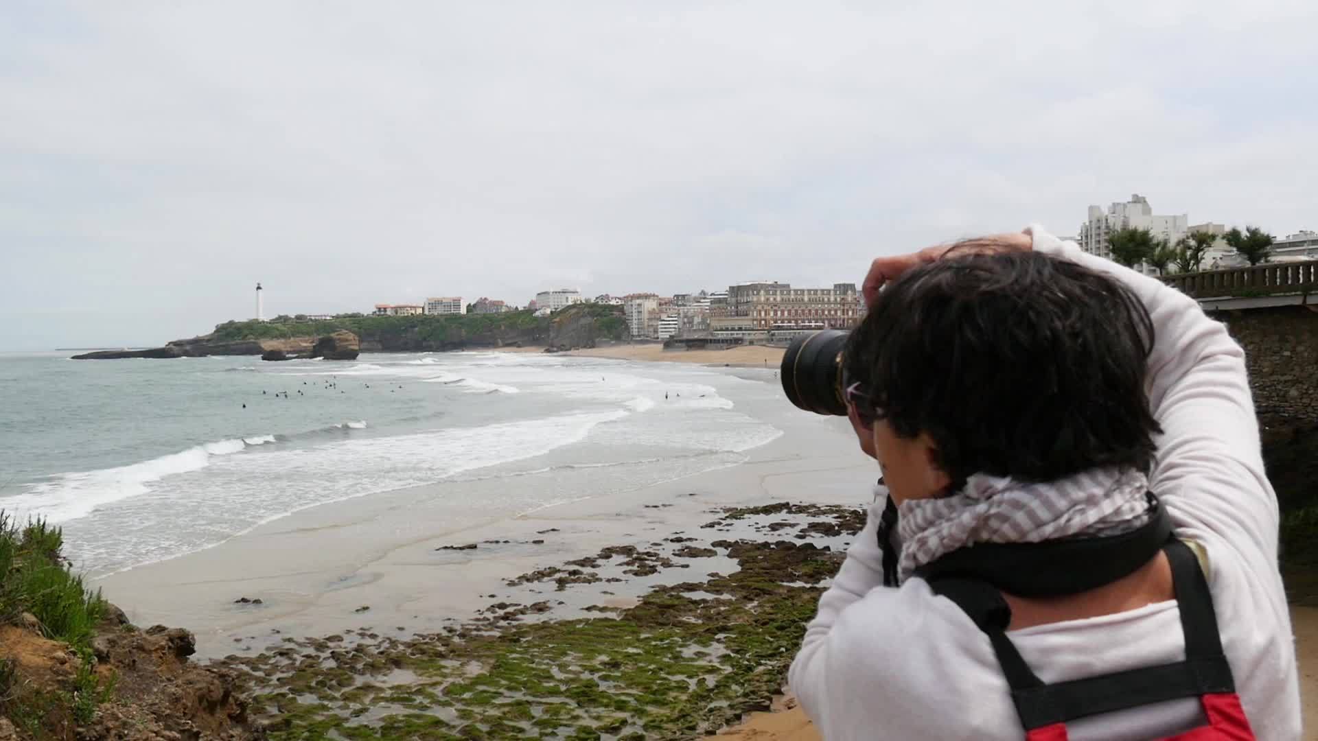拍摄比亚里兹海滩照片的女摄影师视频的预览图