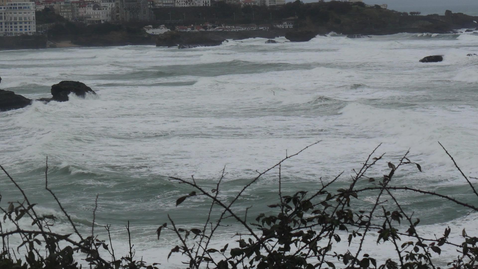 著名的比亚里兹海滩以海浪和恶劣天气为主题付费bas视频的预览图