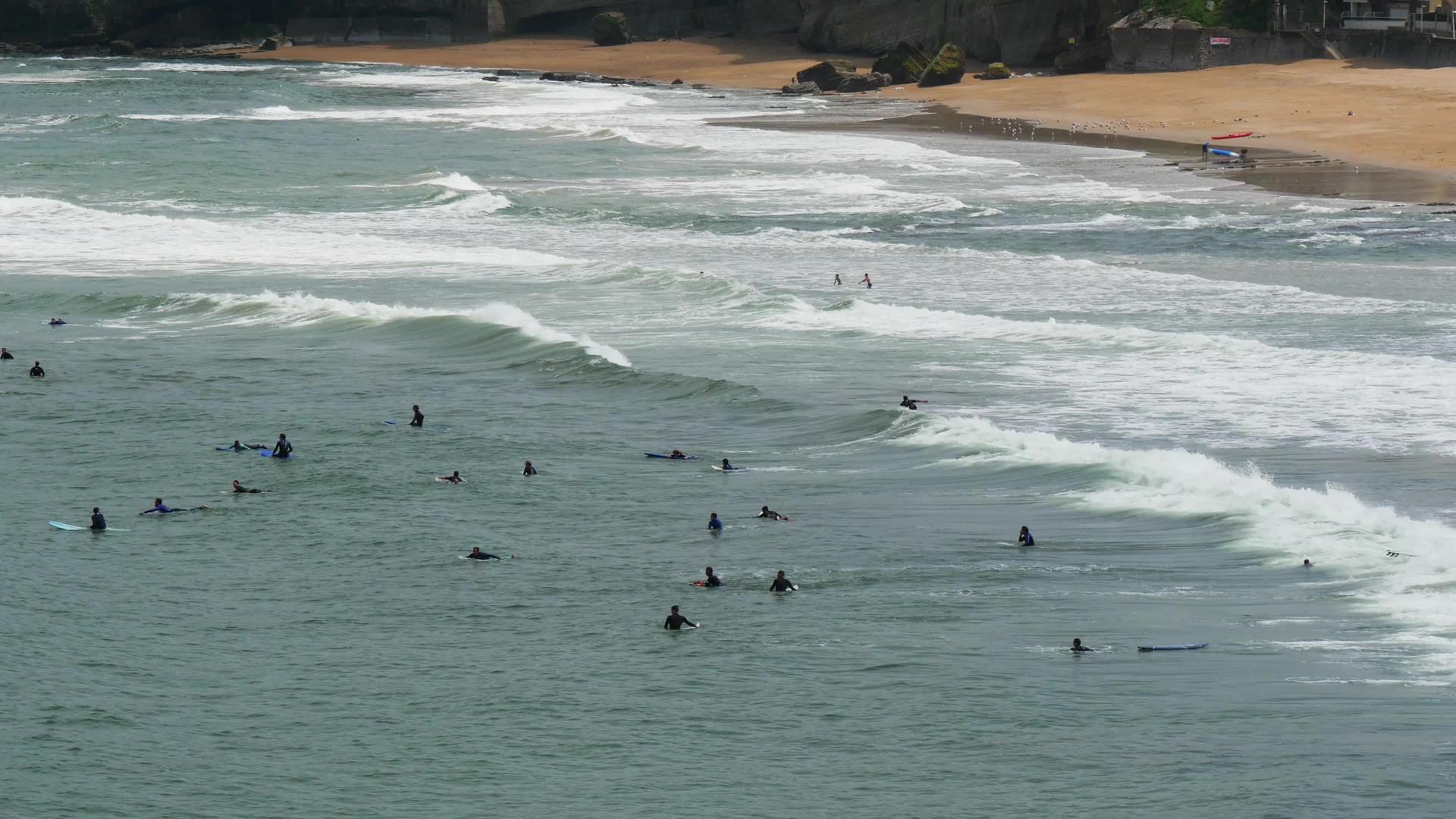 在法国的比亚里兹海滩上冲浪者视频的预览图