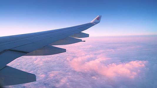 旅行途中飞机内视角晚霞云彩视频的预览图