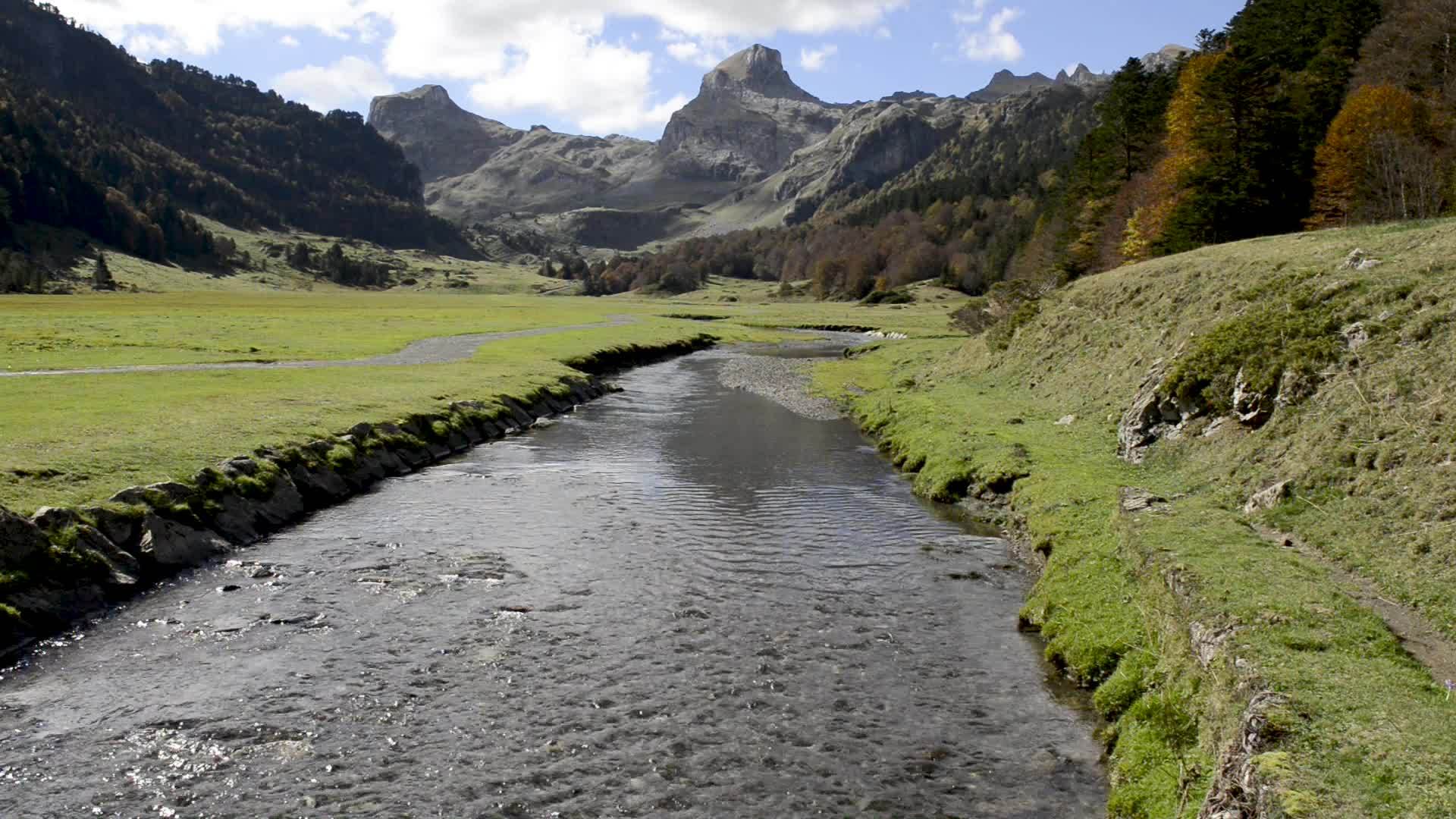比利牛斯山脉靠近河流视频的预览图