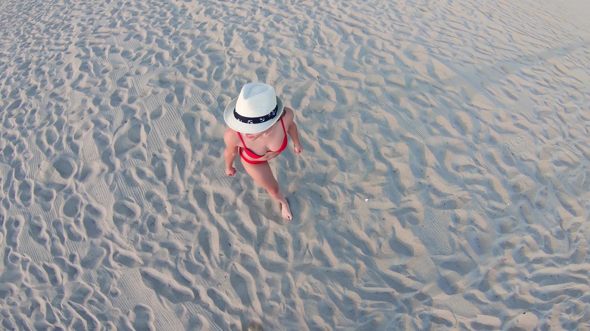 比基尼和帽子适合在热带海滩散步视频的预览图