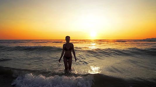 享受海边日落的浪花享受无忧无虑的女性假期视频的预览图