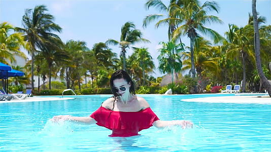 在豪华酒店的户外游泳池里在游泳池里放松快乐的女孩们视频的预览图