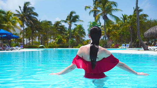 在豪华酒店的户外游泳池里在游泳池里放松快乐的女孩们视频的预览图