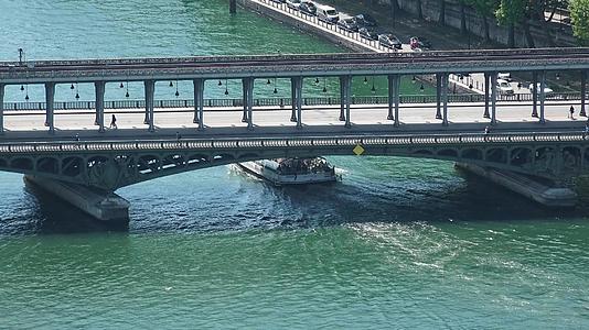 BirHakeim桥和Seine河上的旅游船视频的预览图