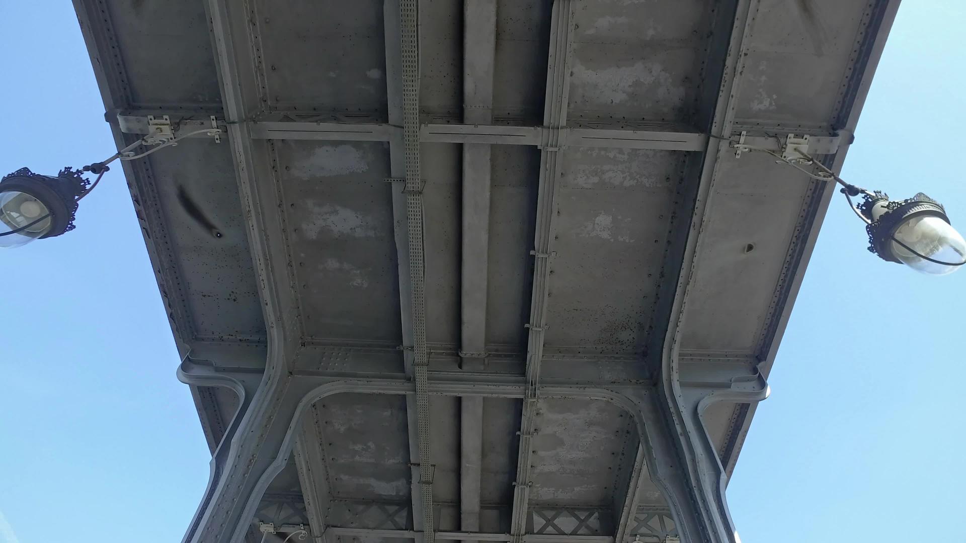 人们在桥下散步和慢跑PortnoyuniBAR视频的预览图