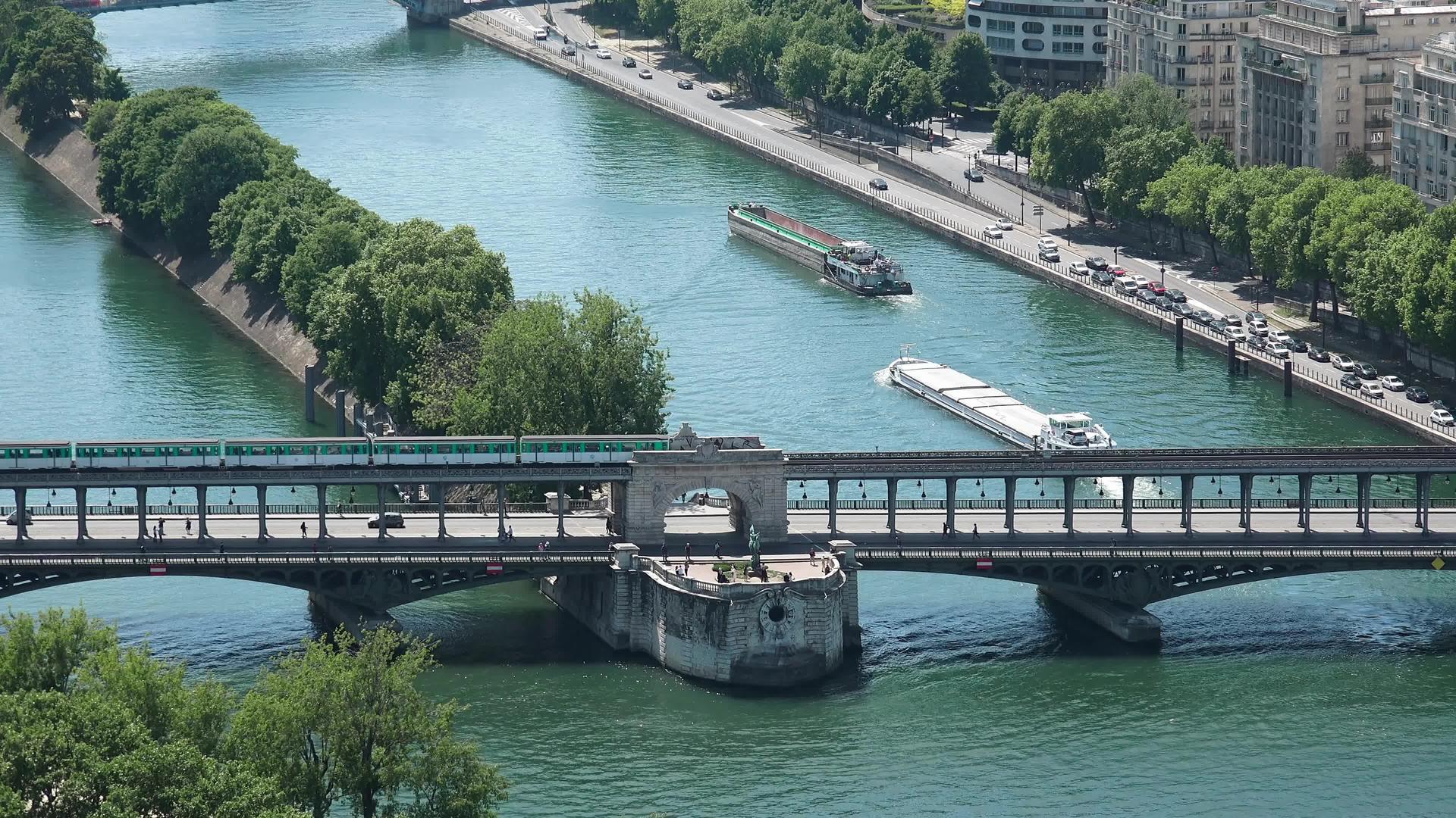 巴黎地铁在西内桥上的空中航向Birhakeim视频的预览图