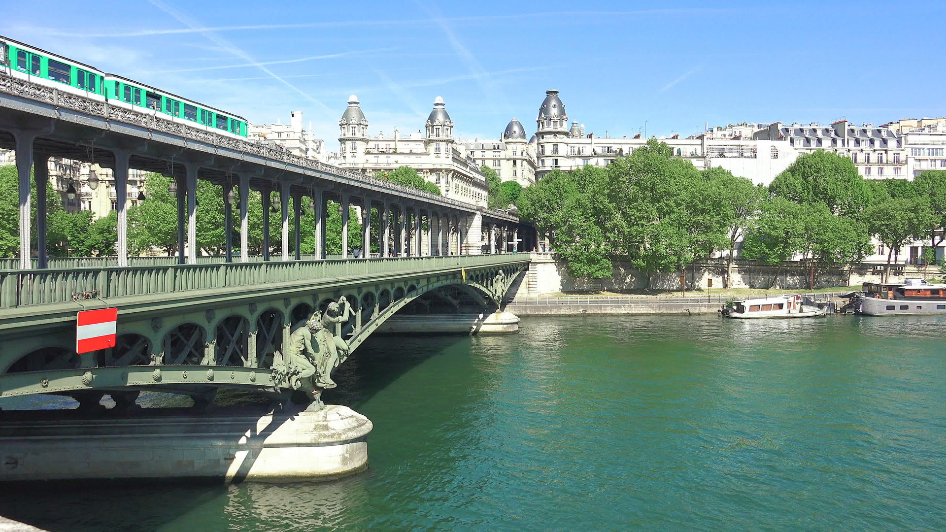 Birhakeim巴黎阳光明媚的日子地铁桥穿过巴黎视频的预览图