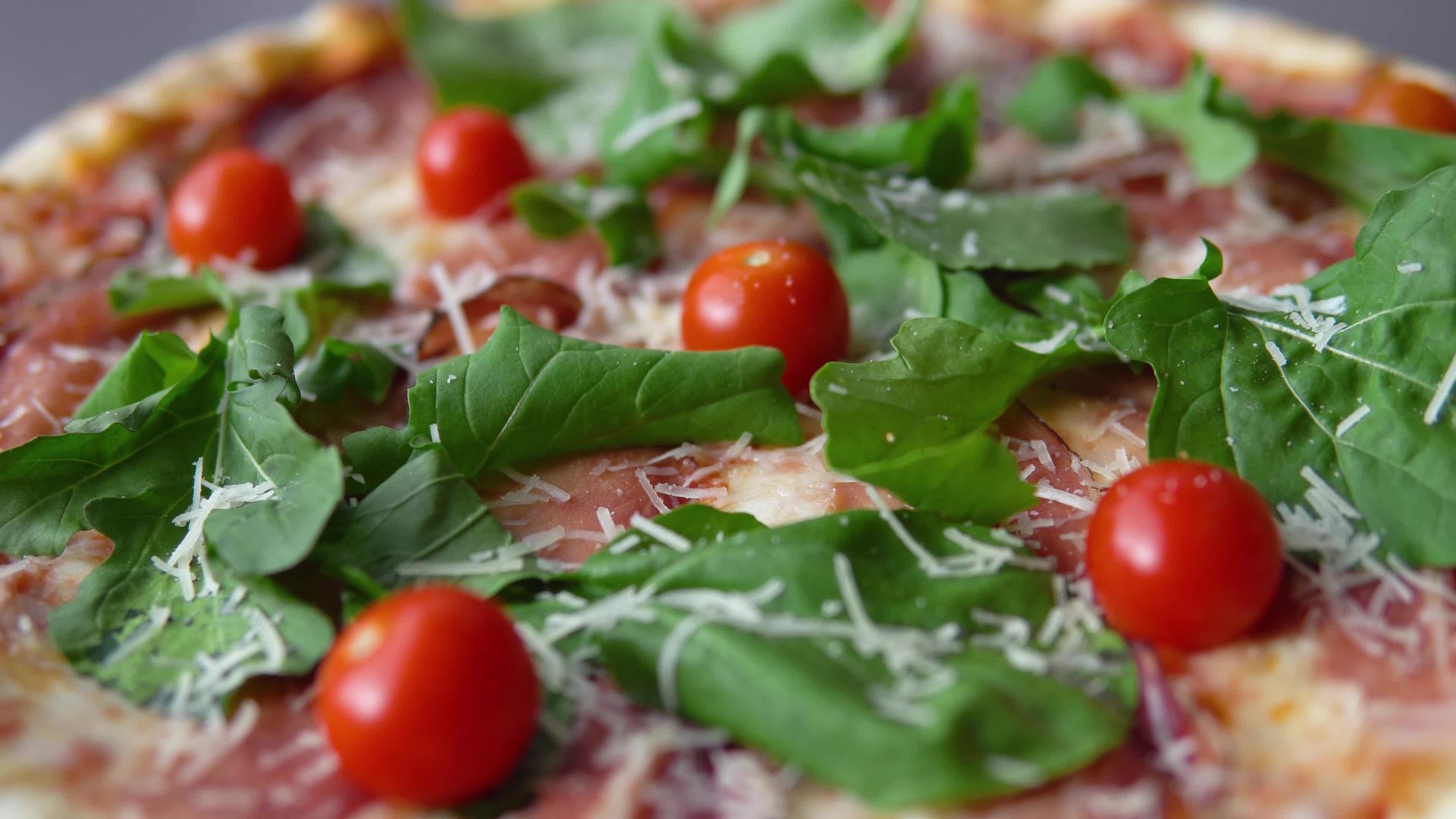 美味的素食披萨配樱桃番茄奶油奶酪和新鲜羊肉视频的预览图