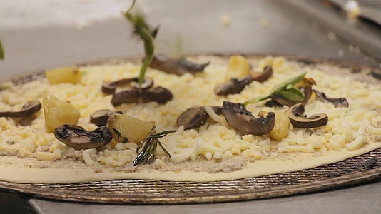 厨师用橄榄布奶酪、大蒜和蘑菇准备了披萨比安卡视频的预览图