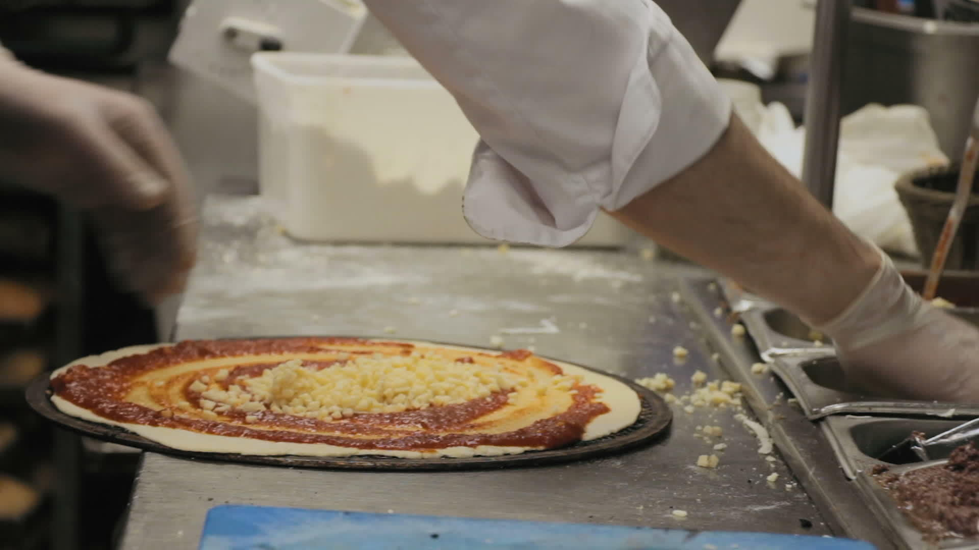 厨师准备披萨视频的预览图