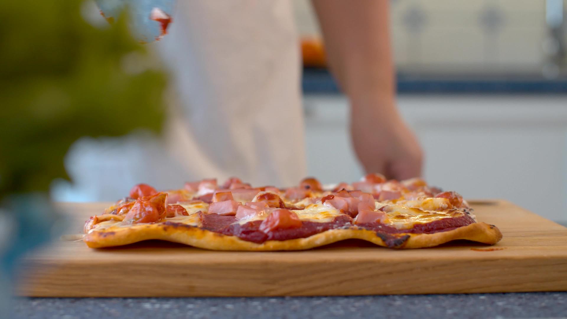 女性用滚动刀切披萨视频的预览图