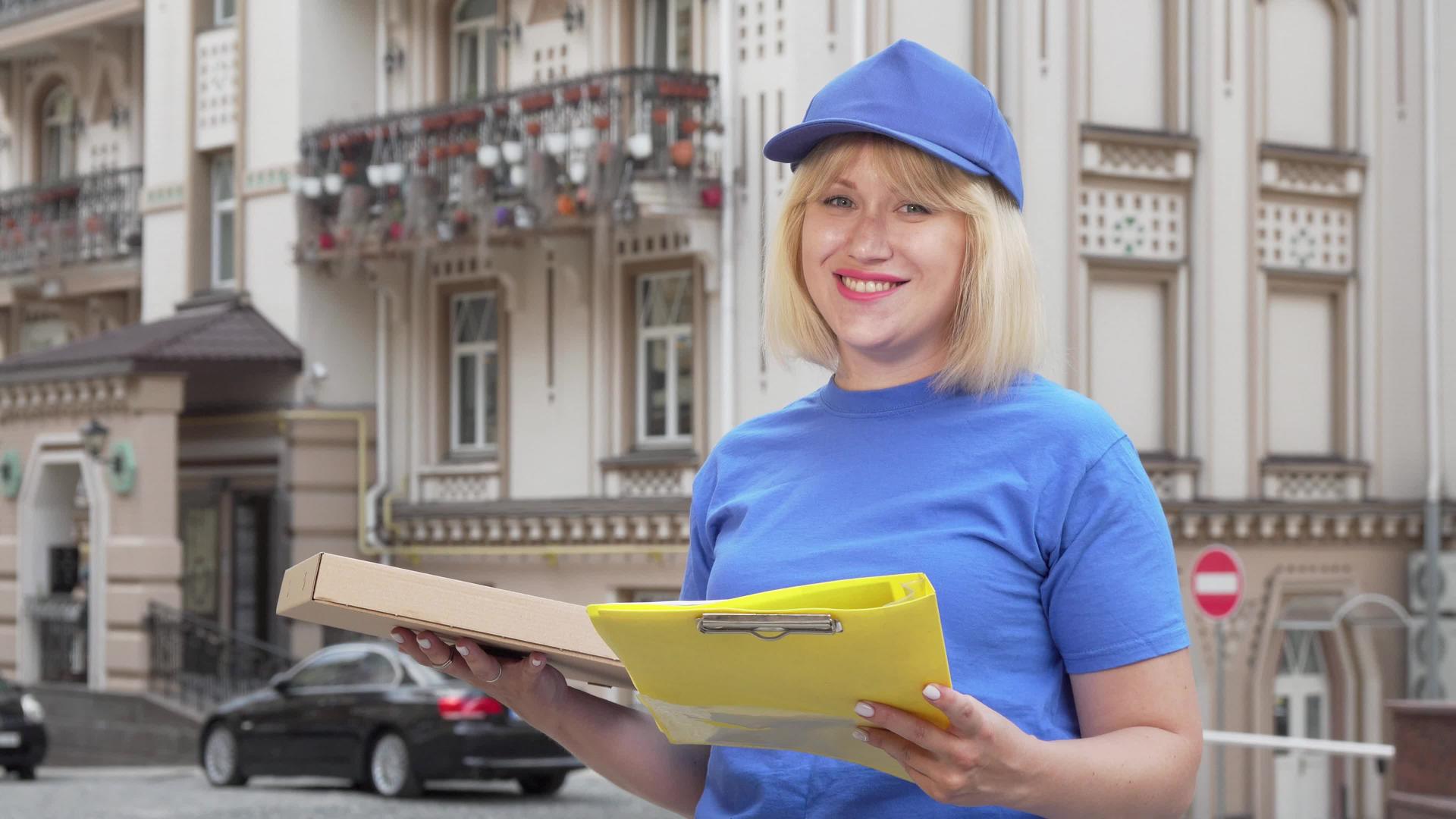 在城市工作的时候女人们在镜头前微笑着送披萨视频的预览图