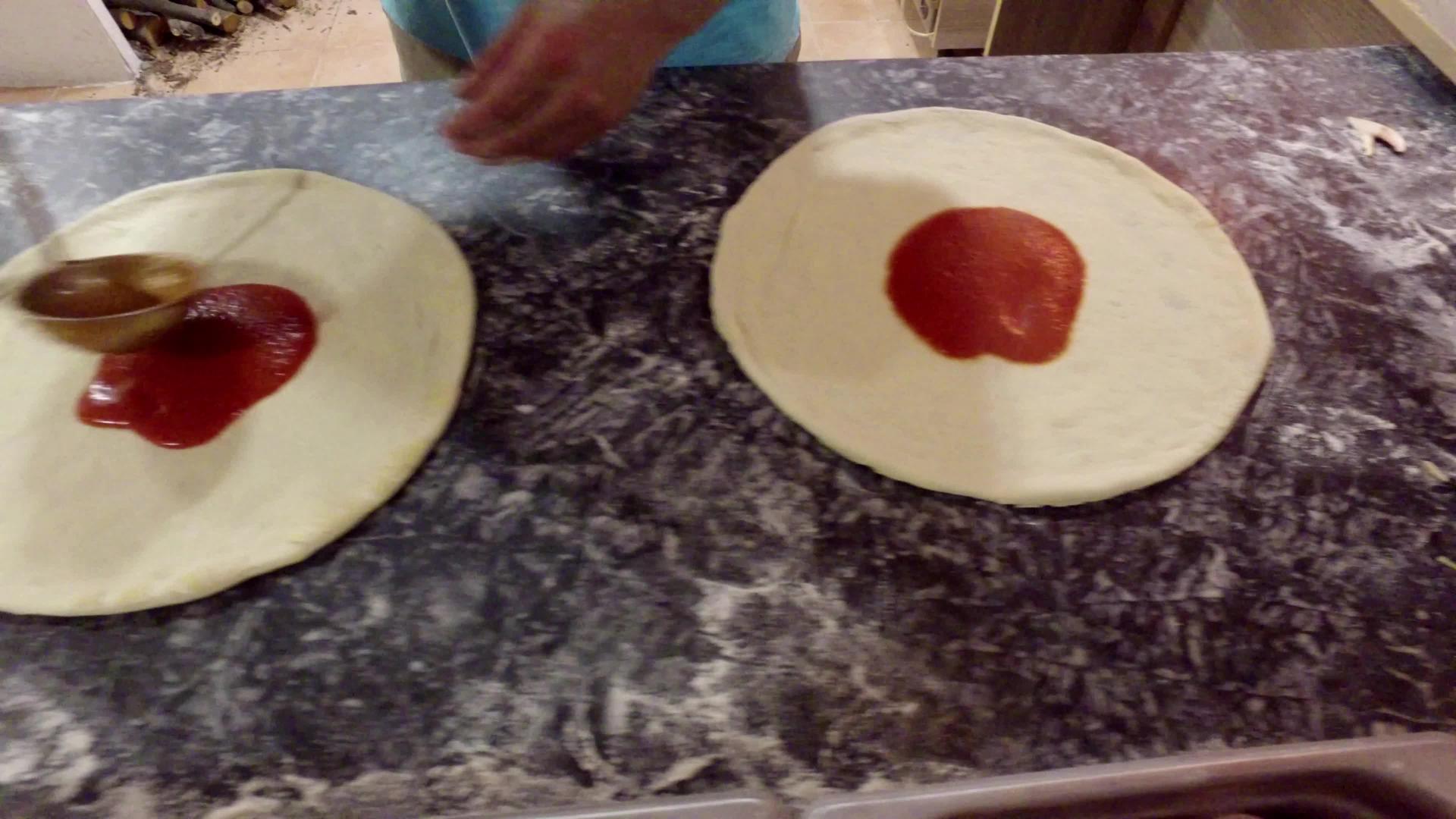 披萨准备在面团里加入番茄酱视频的预览图