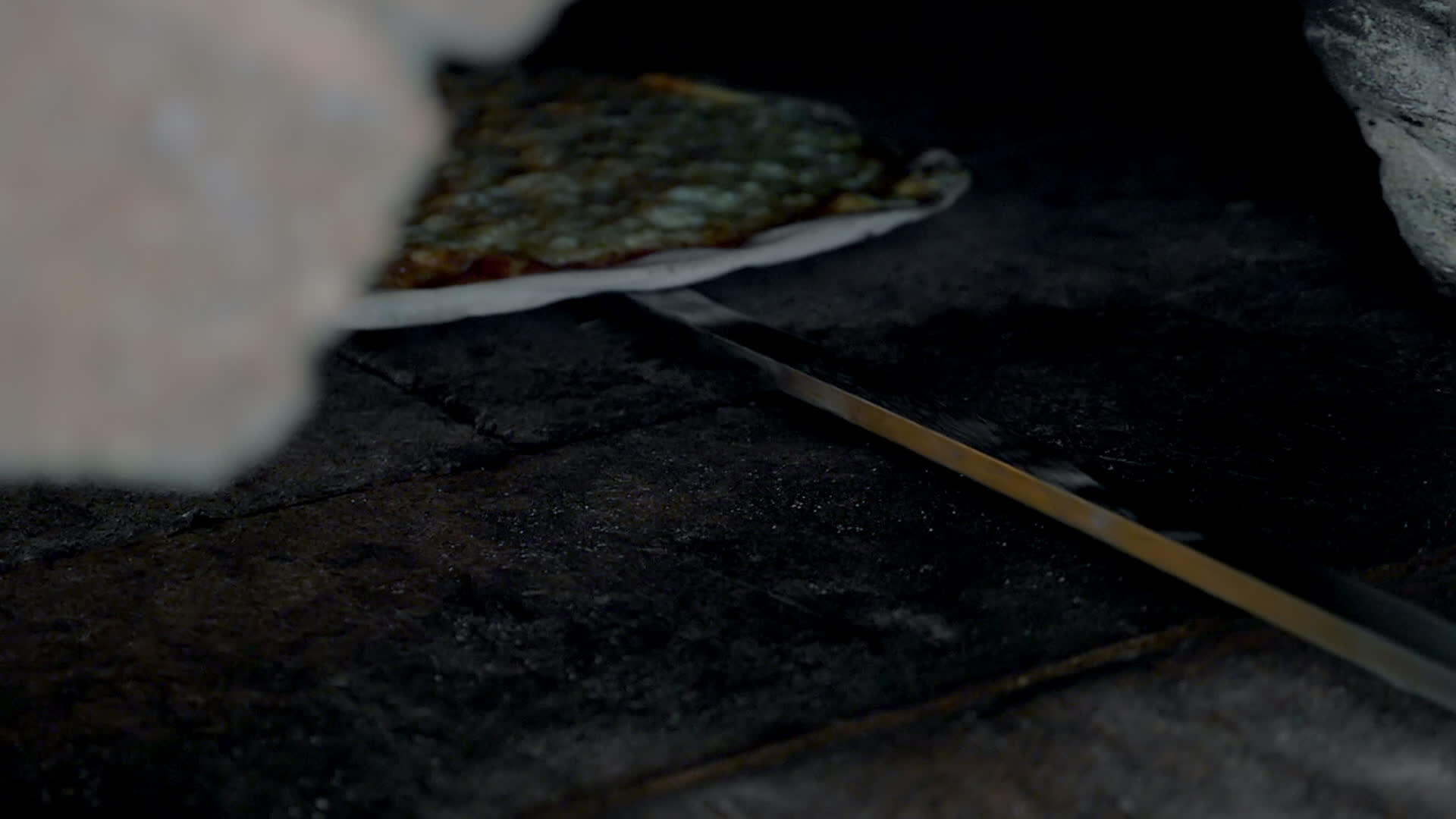 美味的奶酪披萨做好了视频的预览图