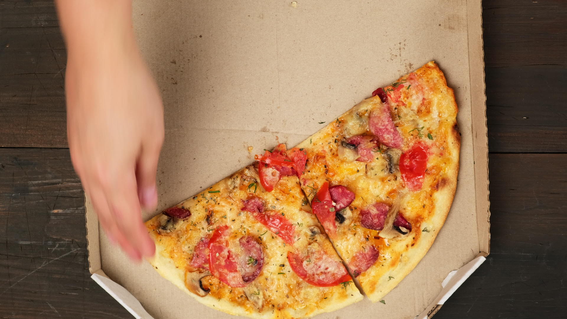 女人从纸板白盒子里拿出一块烤披萨视频的预览图