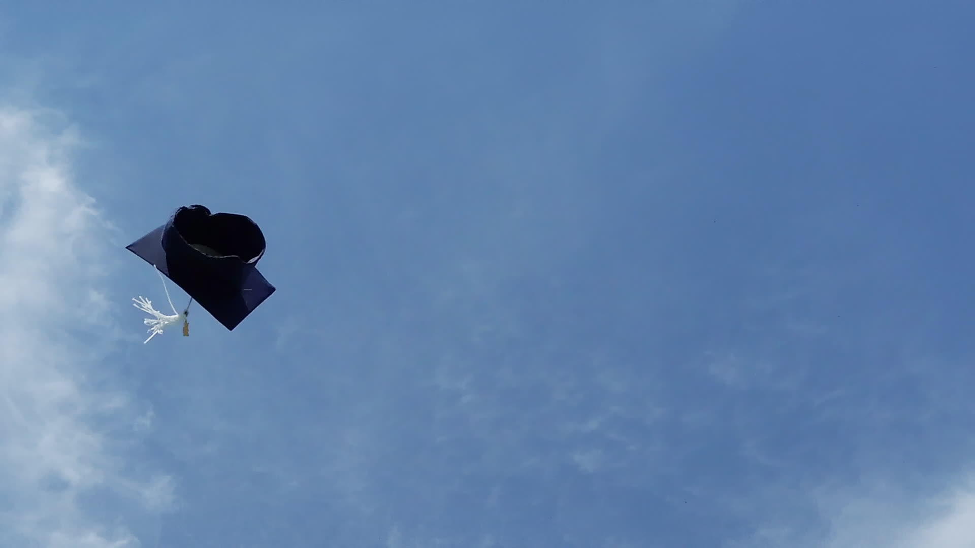 虚拟毕业社会不和呆在家里的概念在空中飞翔视频的预览图