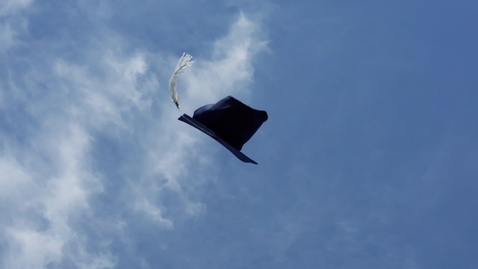 虚拟毕业社会不和呆在家里的概念在空中飞翔视频的预览图