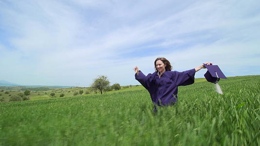 毕业女孩一个人在绿地里跑有红色郁金香虚拟毕业和社交失常视频的预览图