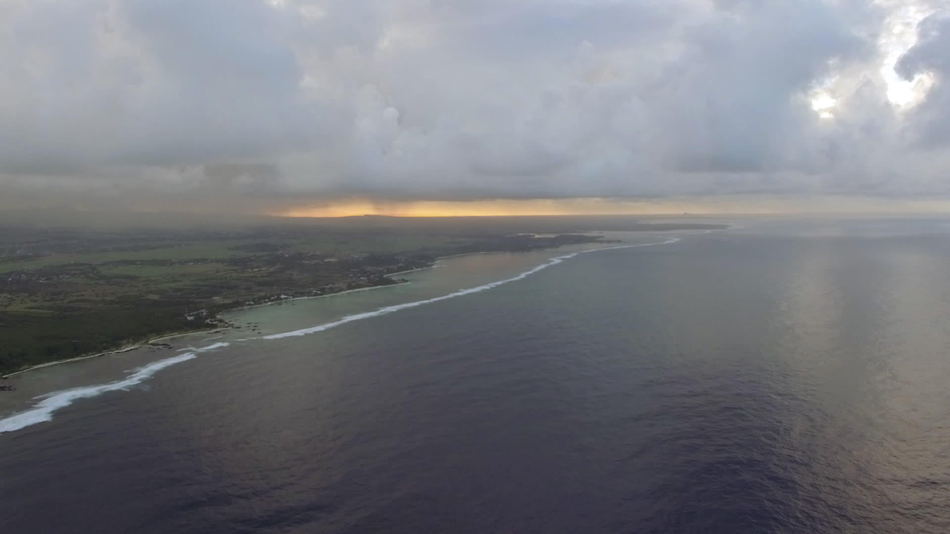 海洋和蓝海空中场景视频的预览图