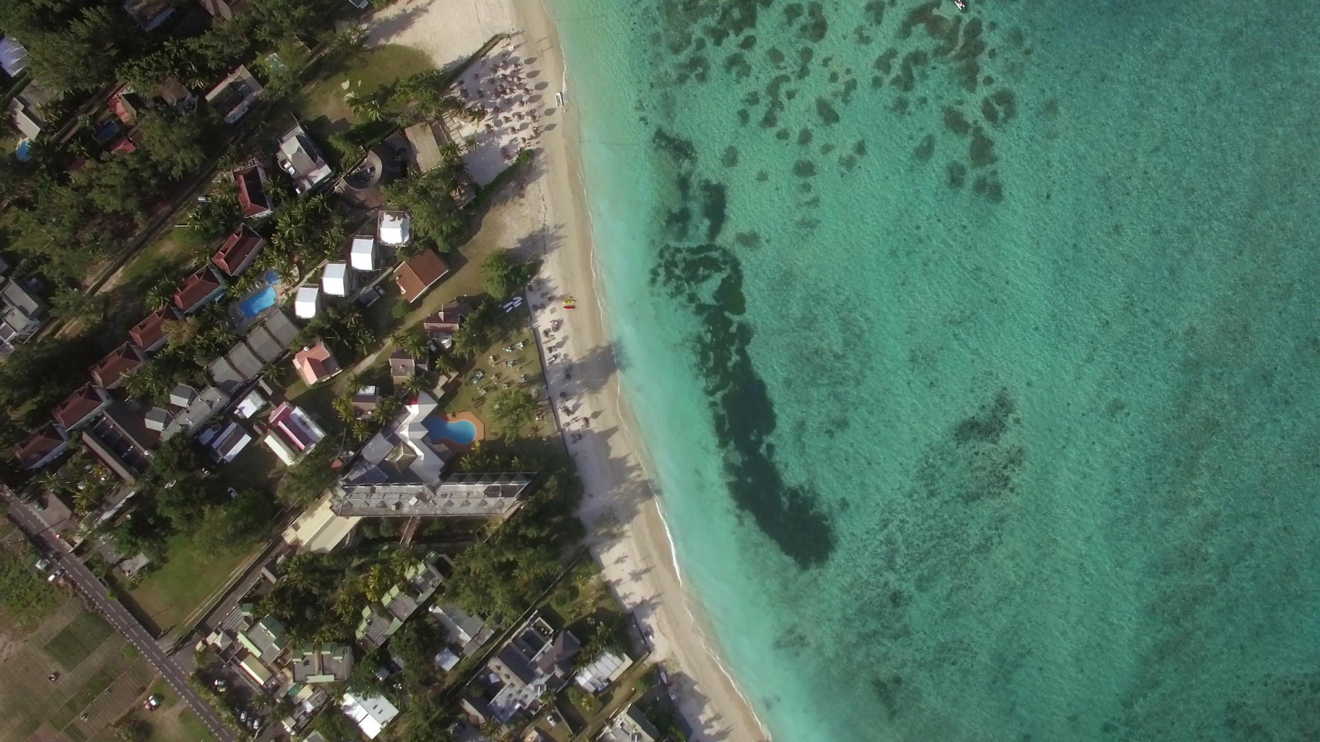 海洋中的海岸和家庭沐浴的空气景观视频的预览图