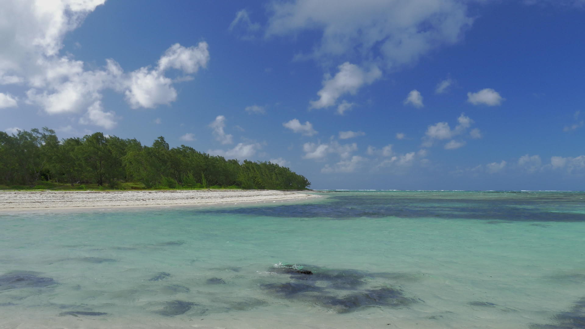 岛屿海岸和蓝色环礁湖视频的预览图