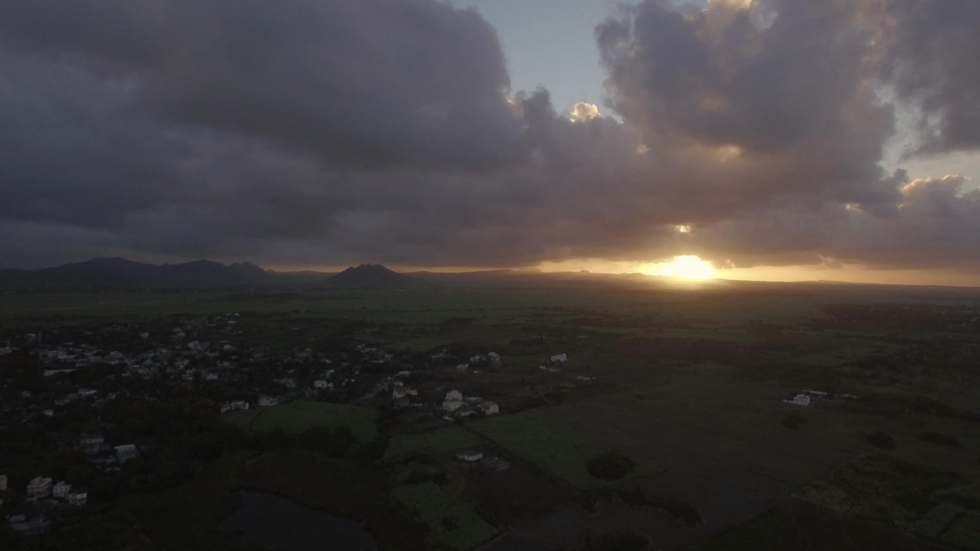 山林农场的田野和山丘对抗日落的天空和粉红云视频的预览图