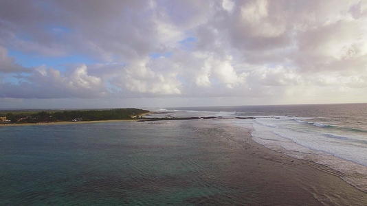 海洋水系的空中航向不与毛里提乌斯岛和蓝天混合视频的预览图