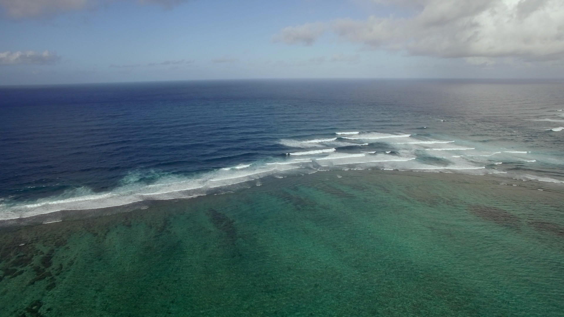 海洋水系的空中航向不与毛里提乌斯岛和蓝天混合视频的预览图