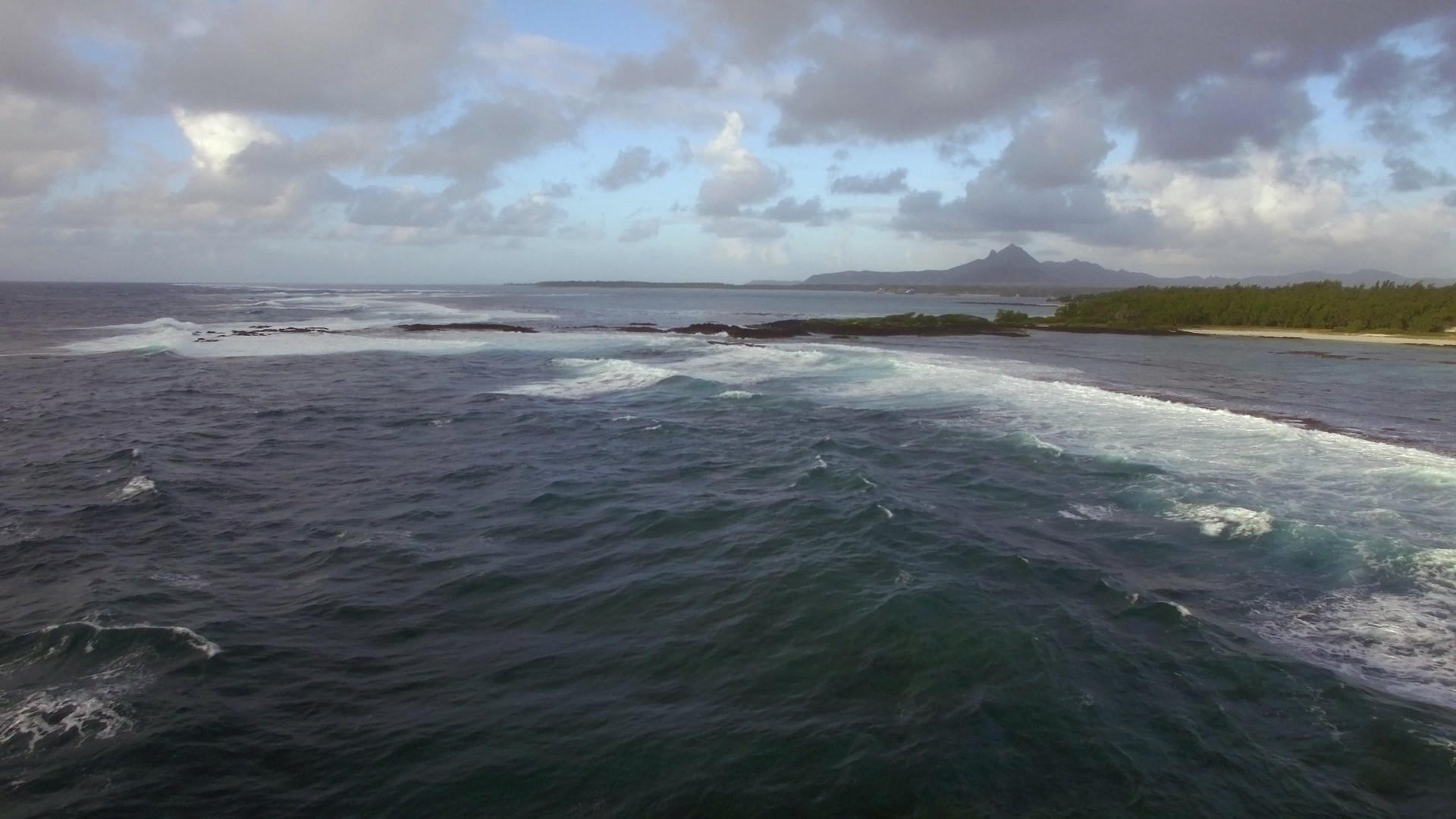 毛里求斯岛海岸线的空中航向视频的预览图