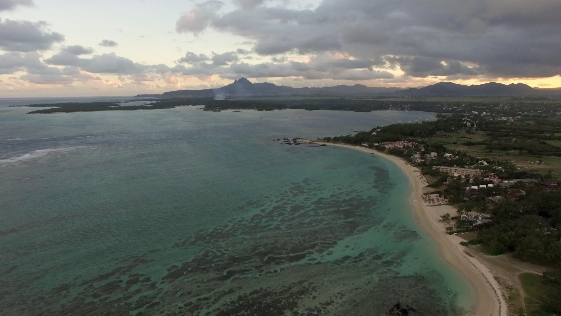 毛里求斯岛海岸线的空中航向视频的预览图