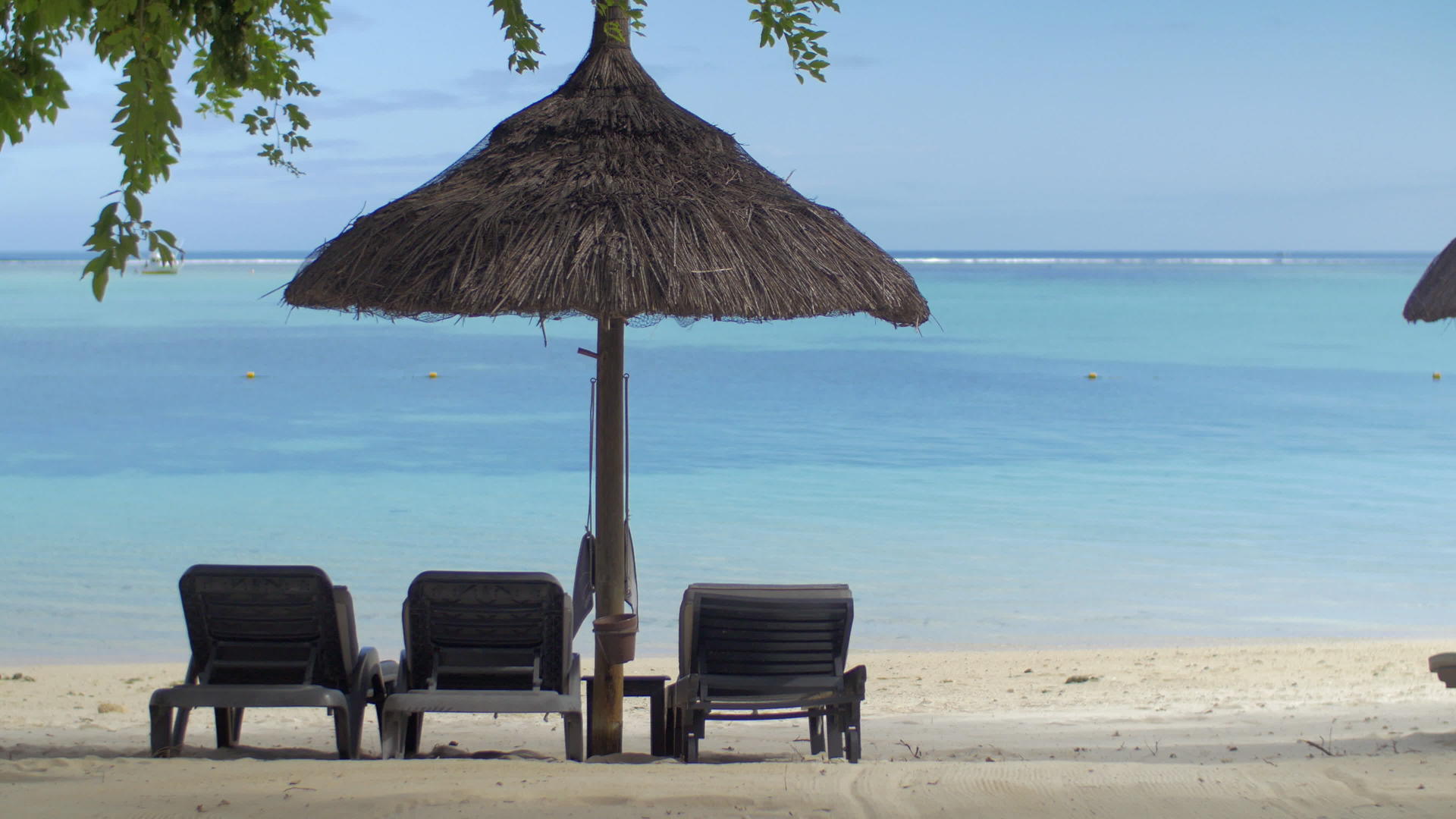 Mauritius岛上当地的太阳伞与蓝水相对视频的预览图