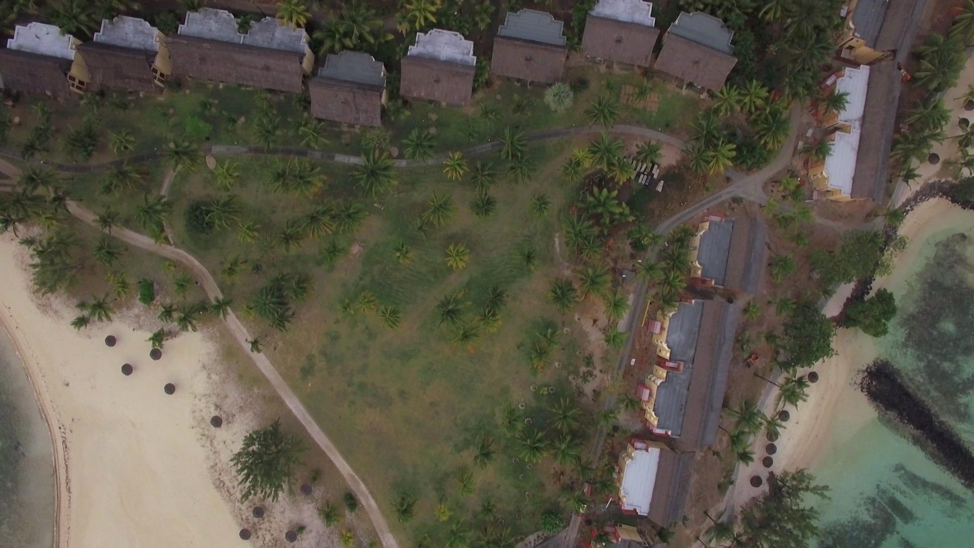 毛里修斯岛海岸线和酒店区域的空中航向视频的预览图