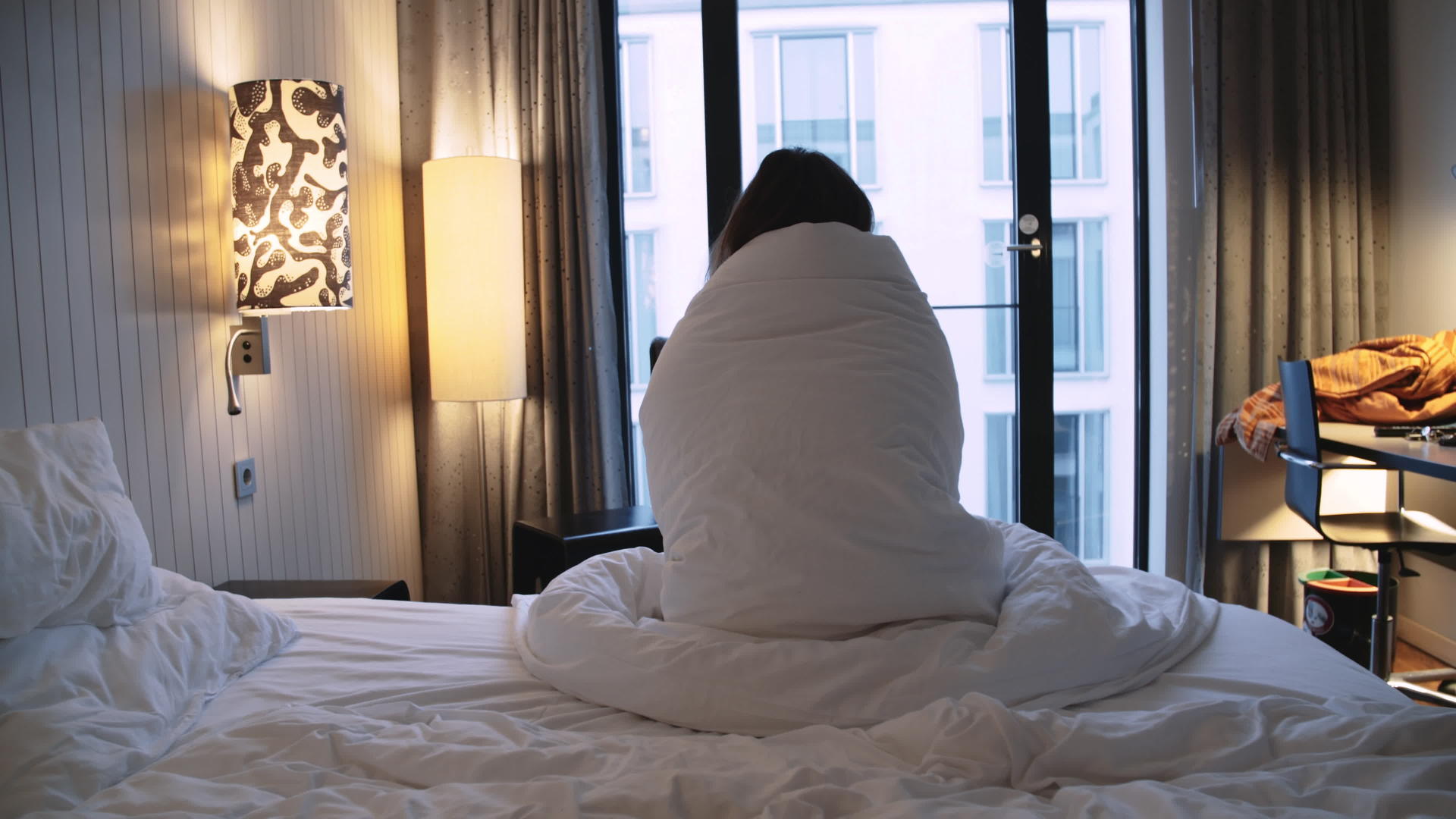 一个人坐在床上背面裹着毯子视频的预览图