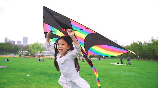 儿童抱着风筝跑视频的预览图