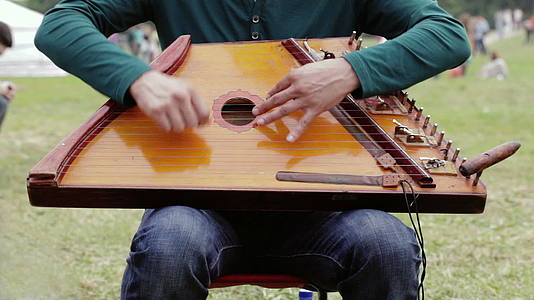 民间音乐家演奏古斯利视频的预览图