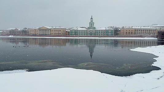 圣彼得斯堡雪覆盖河堤人类学和人类学博物馆神学院内阁视频的预览图