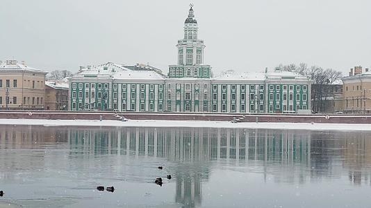 圣彼得斯堡雪覆盖河堤人类学和人类学博物馆神学院内阁视频的预览图