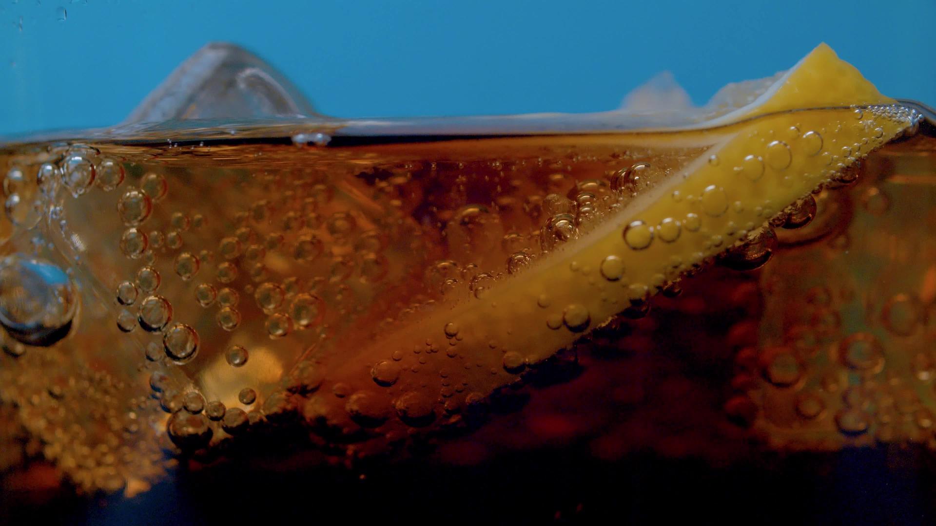 玻璃杯和可乐气泡视频的预览图