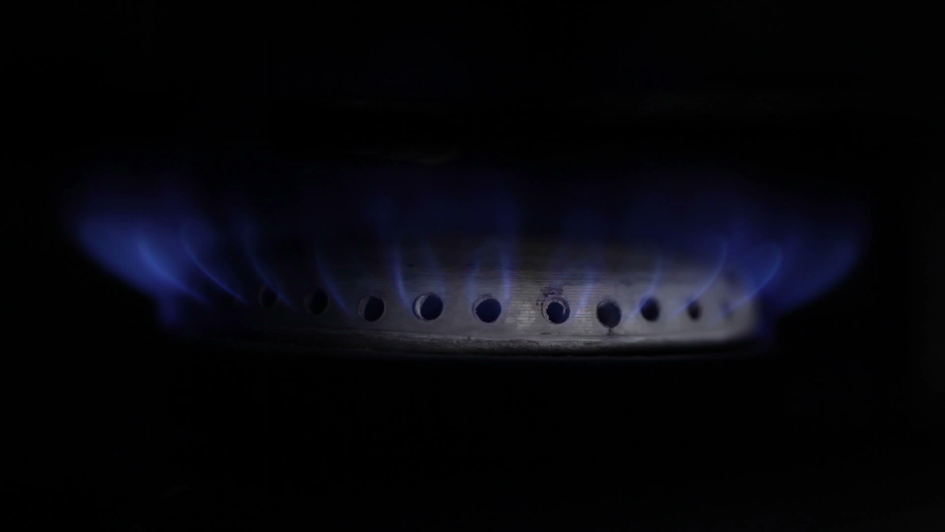 从厨房炉子燃烧的煤气视频的预览图